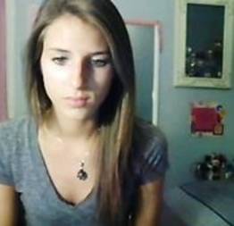 Novinha deliciosa fazendo strip na webcam
