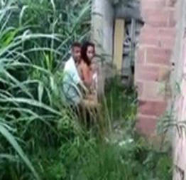 Novinha flagrada pelo irmão no mato dando ao namorado | flagras amadores brasile