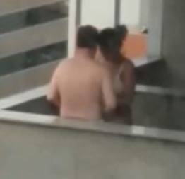 Casal pego no flagra fodendo na varanda