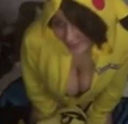 Comendo o cu da novinha vestida de pikachu