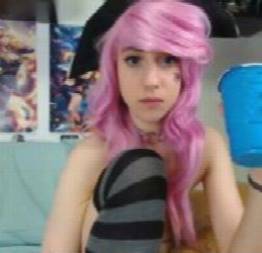 Delicinha do cabelo rosa se masturbando na webcam