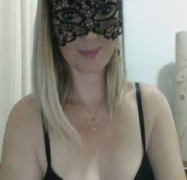 Loira casada safada exibindo os peitos e arreganhando a bunda gostosa na webcam