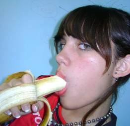 Novinha chupando gostoso uma banana