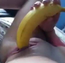 Novinha gostosa metendo uma banana na buceta por falta de rola