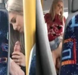 Novinha pega no flagra fodendo no ônibus