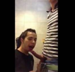 Boy pervertido mamando pica de desconhecido no banheiro público