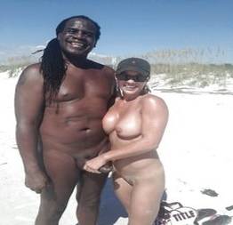 Gata se empolgou na praia de nudismo