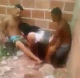 Morena na suruba com dois amigos atras do muro