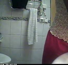 Pai esconde camera pra filmar filha mais nova no banheiro
