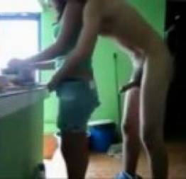 Enrabando priminha enquanto ela cozinha - porno de prima