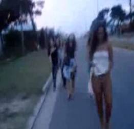 Voltando da balada bêbadas e deixando amiga pelada na rua