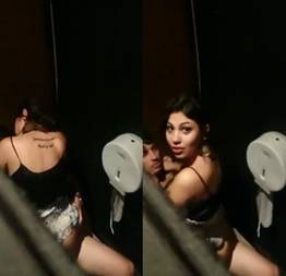 Novinha flagrada dando no banheiro