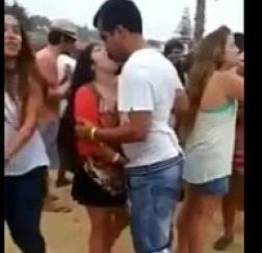 Punhetando o namorado no meio a rave | amadoras da net |