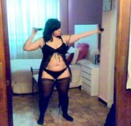 Amadora gordinha faz strip tease de lingerie