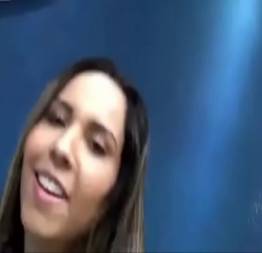 Mulher melão rebolando e deixando todo mundo de pau duro na radio