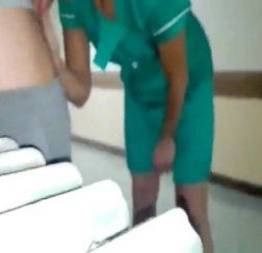 Dando uma rapidinha com o paciente no corredor do hospital
