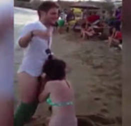 Flagra de novinha bêbada pagando boquete na praia | flagras amadores brasileiros