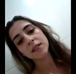 Novinha linda mandando nudes do banheiro da igreja