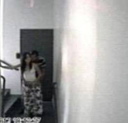 Novinha flagrada dando no corredor dos apartamentos