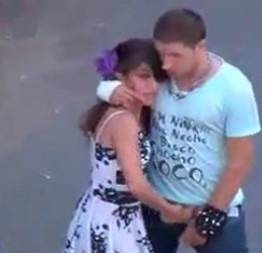 Novinha punhetando o namorado na rua depois da balada