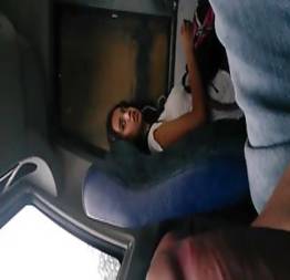 Batendo punheta pra novinha dentro do ônibus de viagem