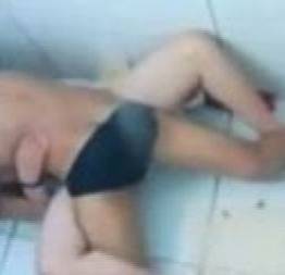 Flagra amador brasileiro de novinha sendo fodida por amigo no banheiro de uma ca