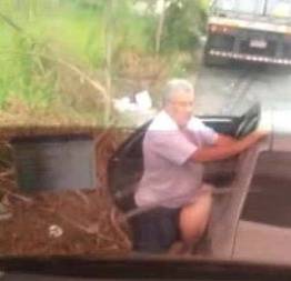 Flagrante de puta dando na beira da estrada