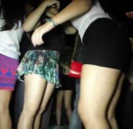 Novinhas de mini saia se exibindo no baile funk