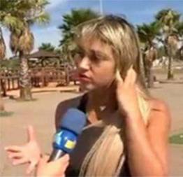Repórter fica muito excitada em frente a câmera na praia de nudismo