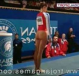 Russa fica pelada e dá show de ginástica olímpica