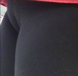 Vídeo mulher brasileira com calça leg suplex marcando buceta dentro do supermerc