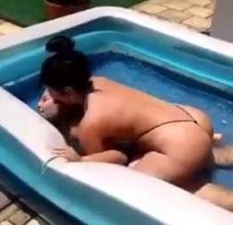 Minha mulher e amiga cavala bruna ferraz se divertindo com sabonete na piscina
