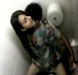 Novinha gostosa fodendo no banheiro da escola | xvideosxcontos