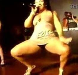 Vídeo andressa soares caiu na net mostrando parte da calcinha durante baile funk