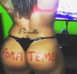 Gostosa dançando de calcinha com escrito no bumbum viraliza na internet