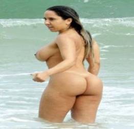 Mulher melão de topless em praia do rio de janeiro