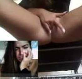 Morena gozando na siririca em frente a webcam no chat online | xvideosxcontos