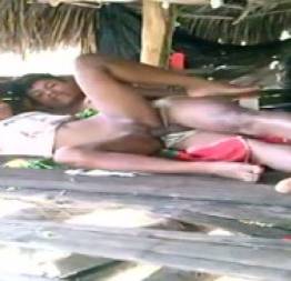 Casal de índios fazendo sexo escondido do pajé - yes porno grátis