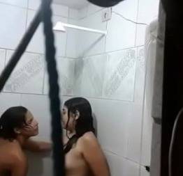 Novinhas na siririca no banho