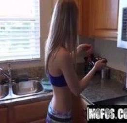 Video porno namorada amadora metendo gostosinho na cozinha