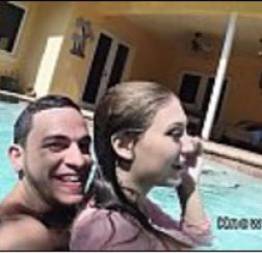 Filma toda sacanagem com namorada na piscina mto safada
