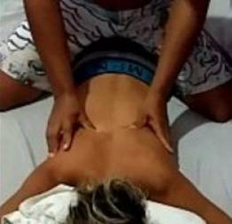 Foi fazer massagens na irma do melhor amigo e se aproveitou pra valer