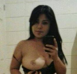 Novinha morena bbw exibindo a bucetinha