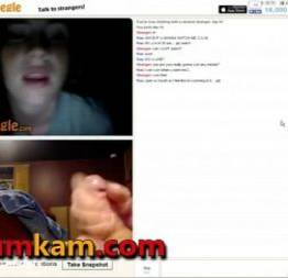 Novinha curiosa de madrugada querendo ver uma pica gozar no omegle