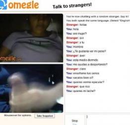 Moreninha um pouco nervosa no omegle ajudando o cara a gozar