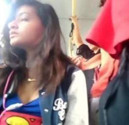 Novinha safadinha dando umas olhadinhas para minha pica no ônibus