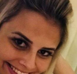 Rafaella gp loira siliconada muito gostosa tírou fotos peladinha