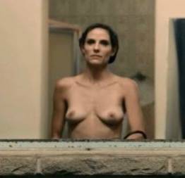 Rafaela mandelli mostrando os peitos na série desnude