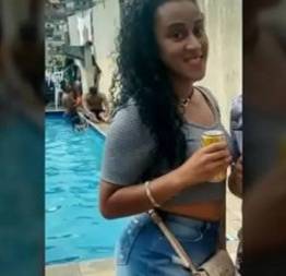 Foi pro churrasco sem o marido e caiu na net fodendo com dois