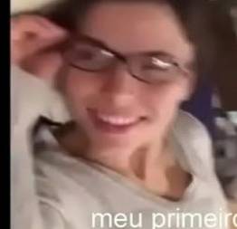 Novinha amadora achou que não iria doer perder a virgindade e quebrou a cara